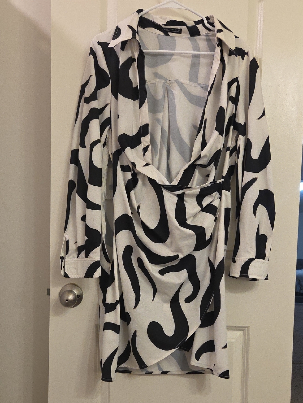 SHEIN Black and White Patterned Top